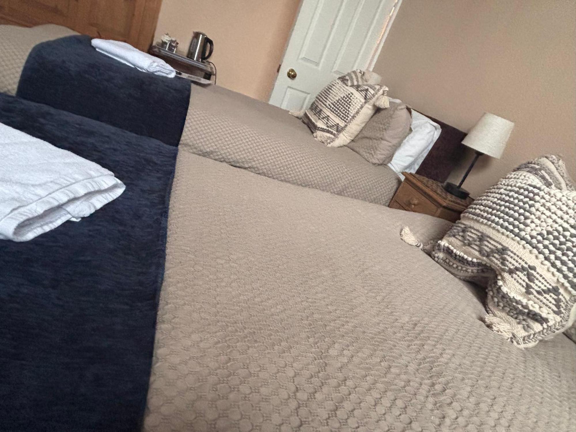 Bonjour Guest House Braye Экстерьер фото